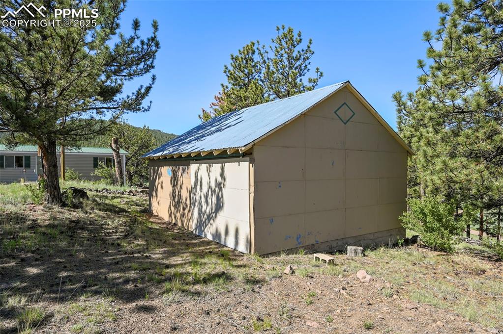 Image 27 of 32: Garage