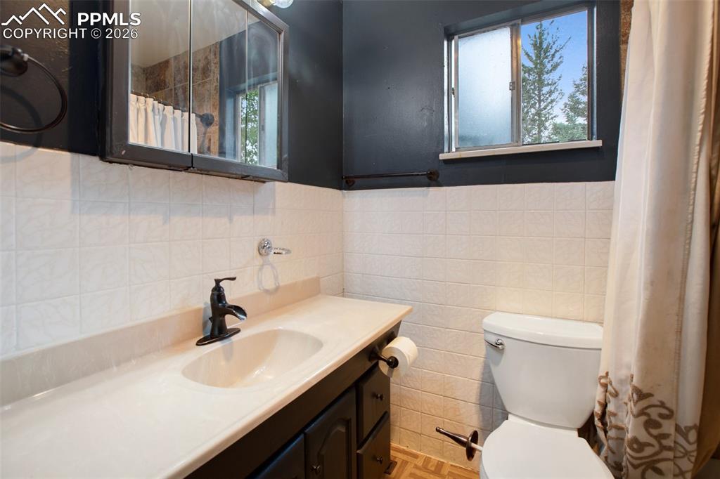 Image 28 of 50: Bathroom