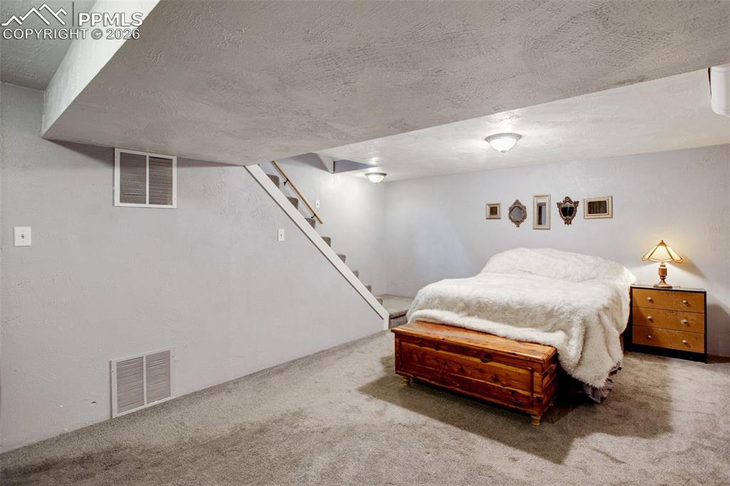 Image 31 of 50: Bedroom