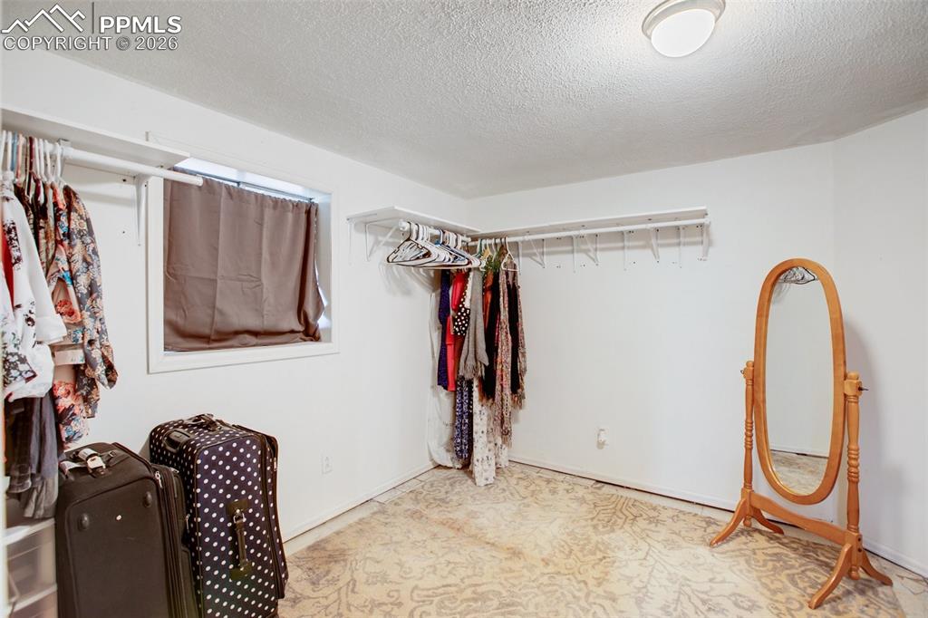 Image 34 of 50: Closet