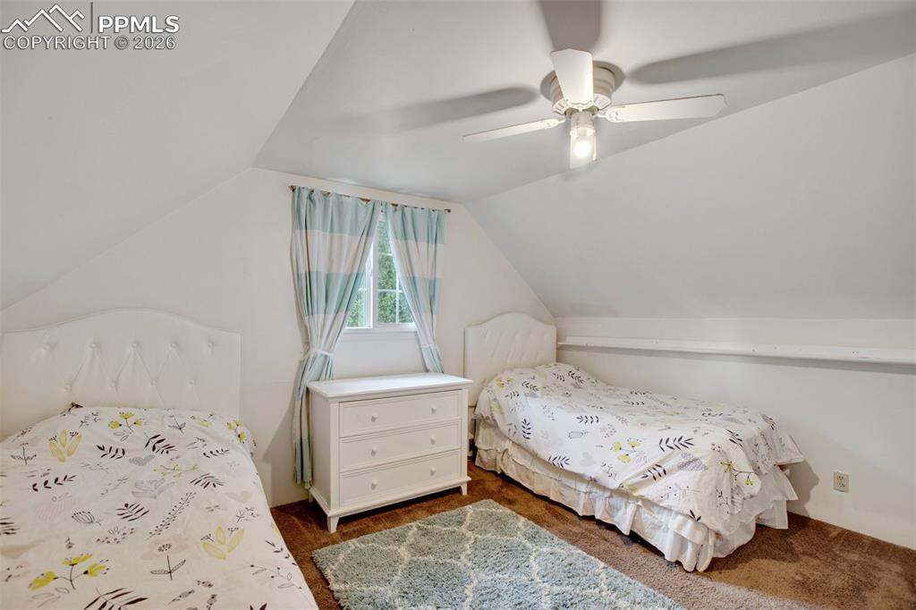 Image 36 of 50: Bedroom