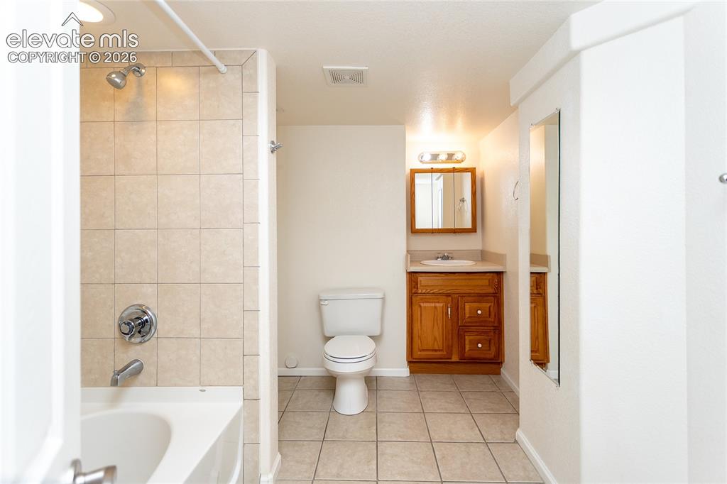 Image 16 of 49: Bathroom