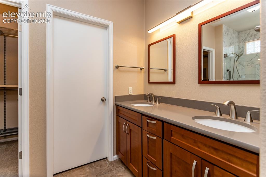 Image 35 of 49: Bathroom