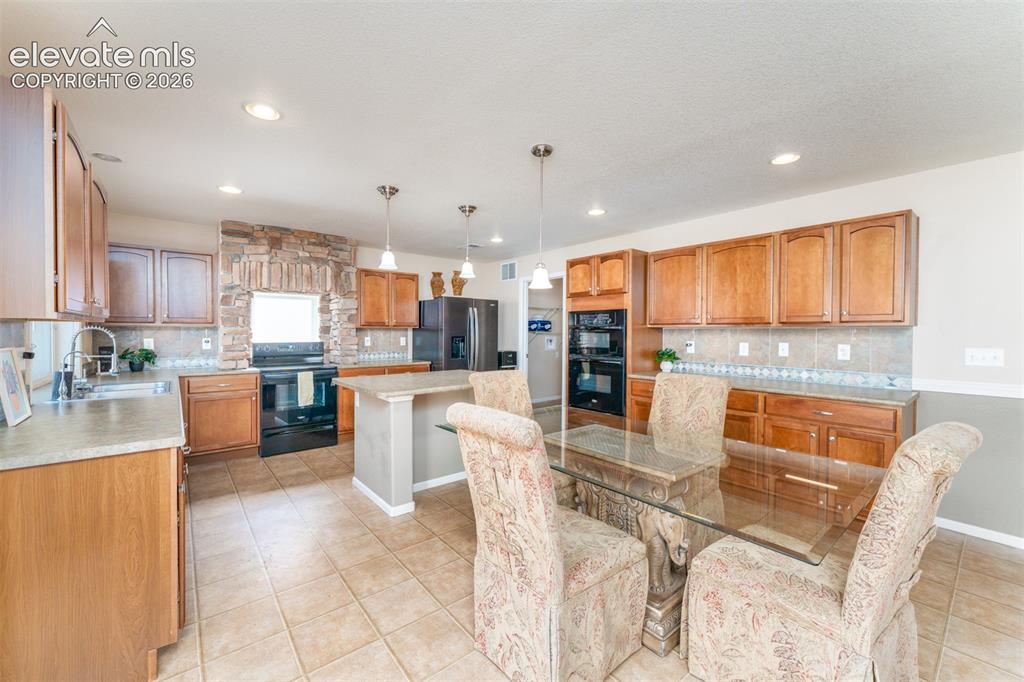 Image 11 of 41: Kitchen