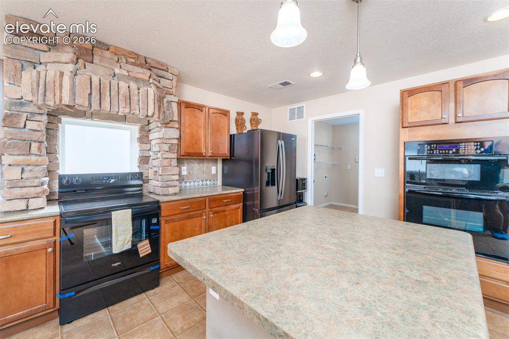Image 12 of 41: Kitchen