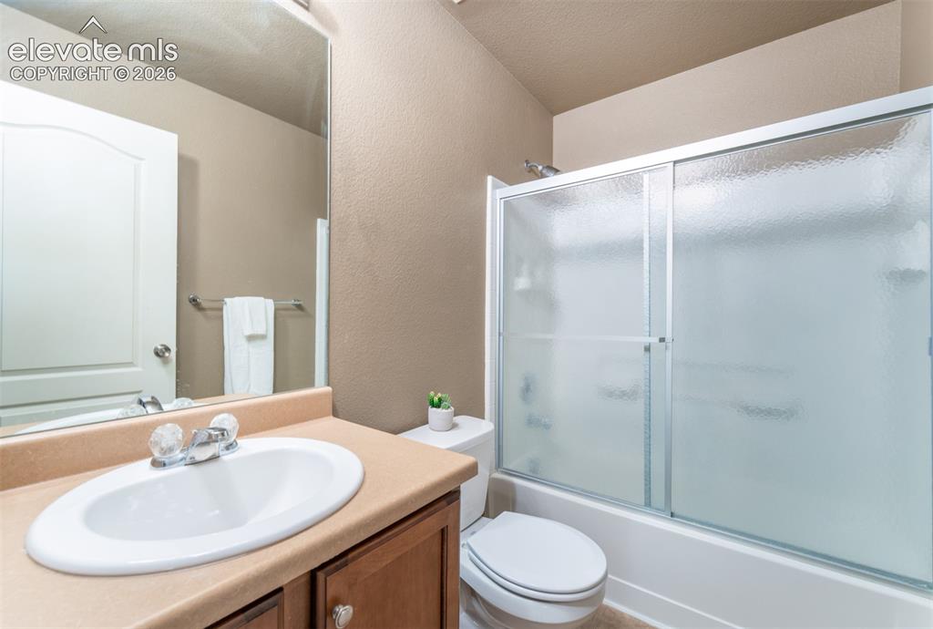 Image 17 of 41: Bathroom