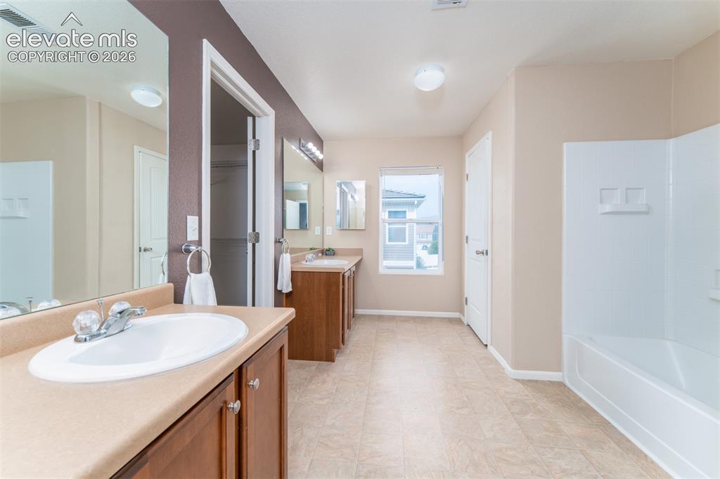 Image 20 of 41: Bathroom