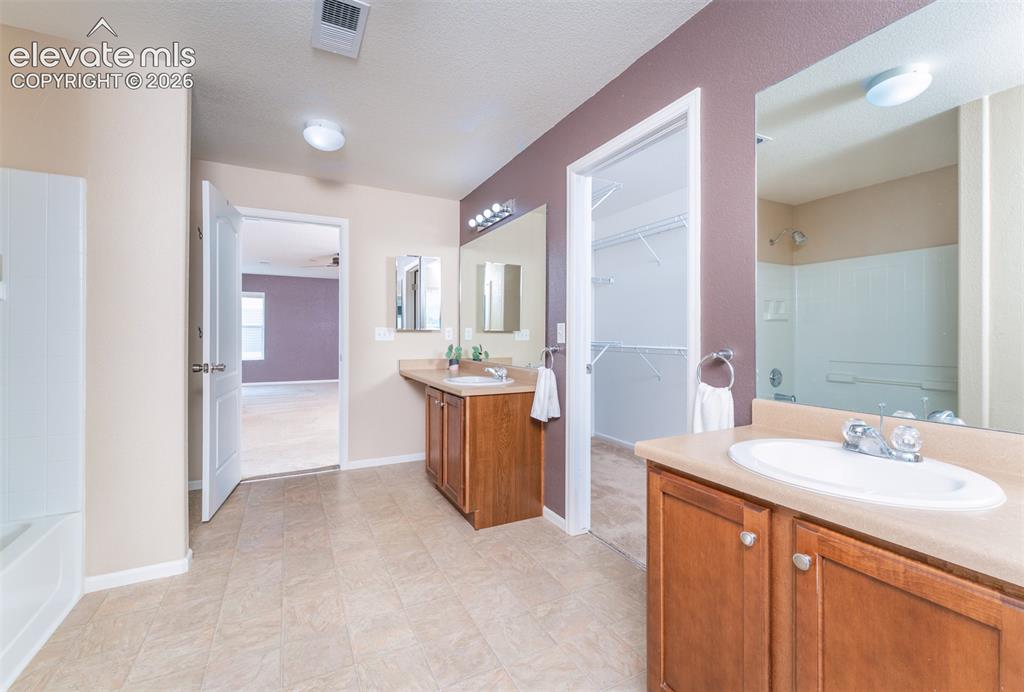 Image 21 of 41: Bathroom