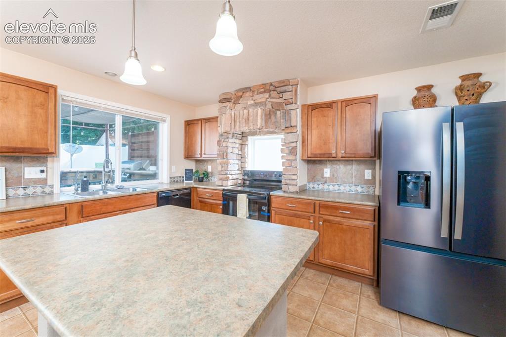 Image 3 of 41: Kitchen