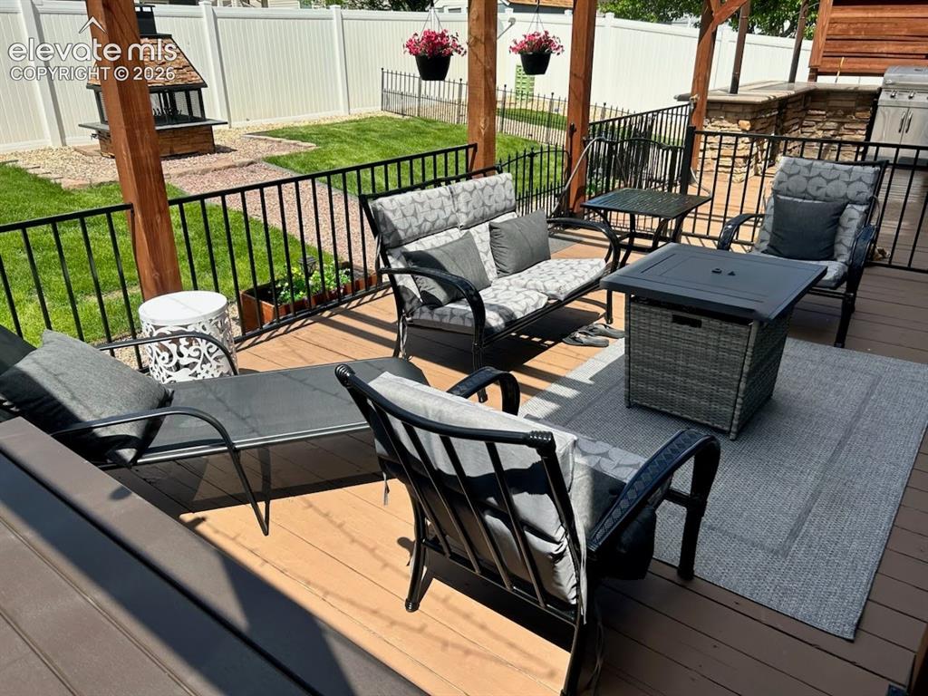 Image 30 of 41: Deck