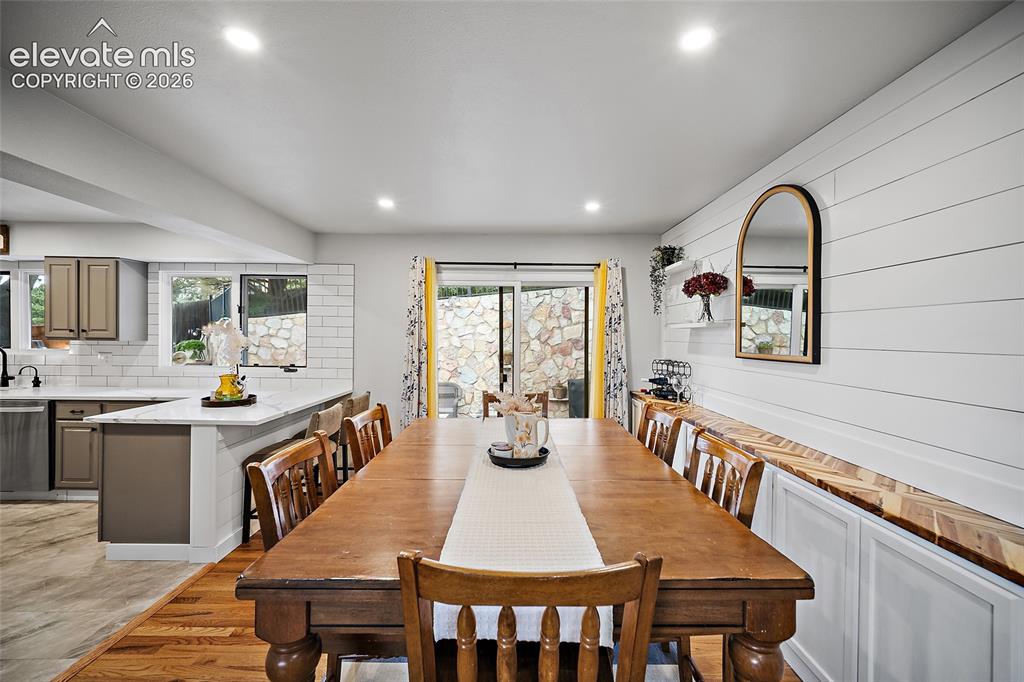 Image 10 of 36: Dining Area