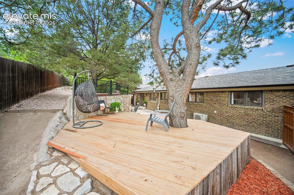 Image 19 of 36: Deck