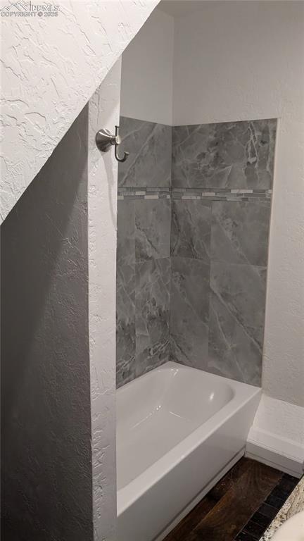 Image 14 of 26: Bathroom