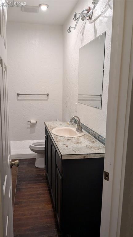 Image 15 of 26: Bathroom