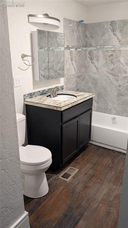 Image 18 of 26: Bathroom