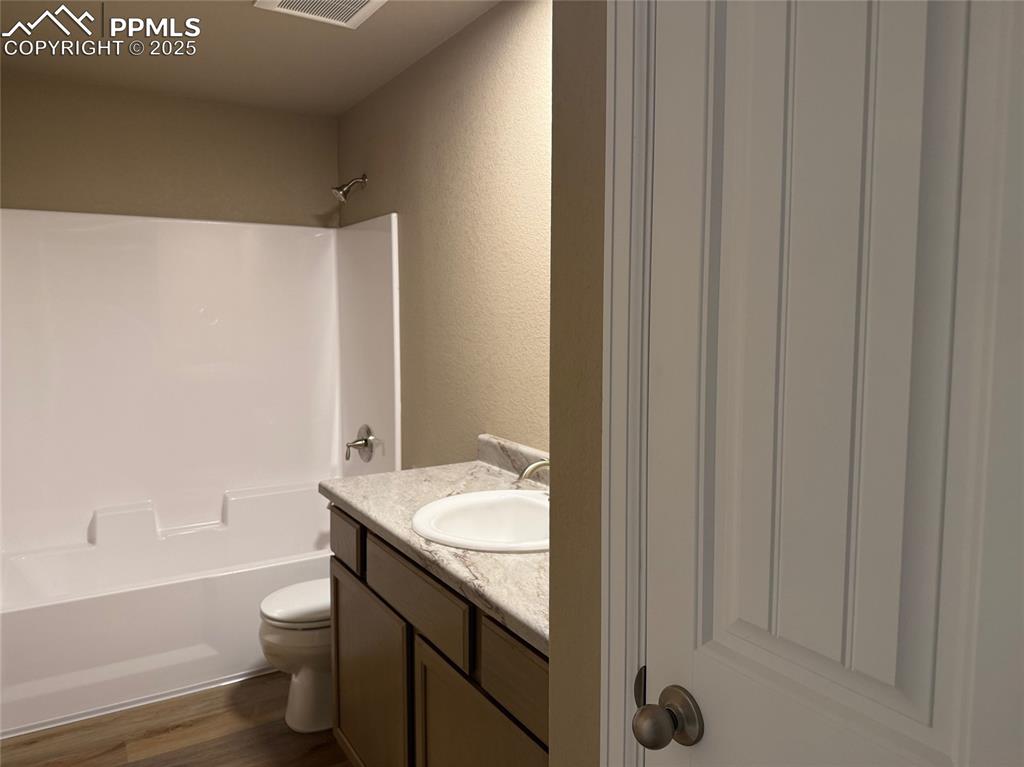 Image 21 of 23: Bathroom