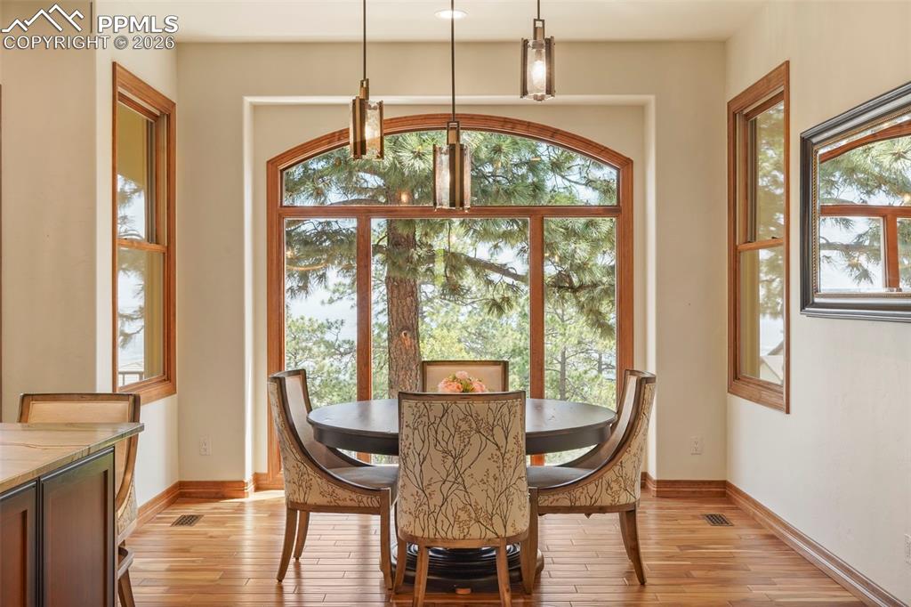 Image 10 of 50: Dining Area