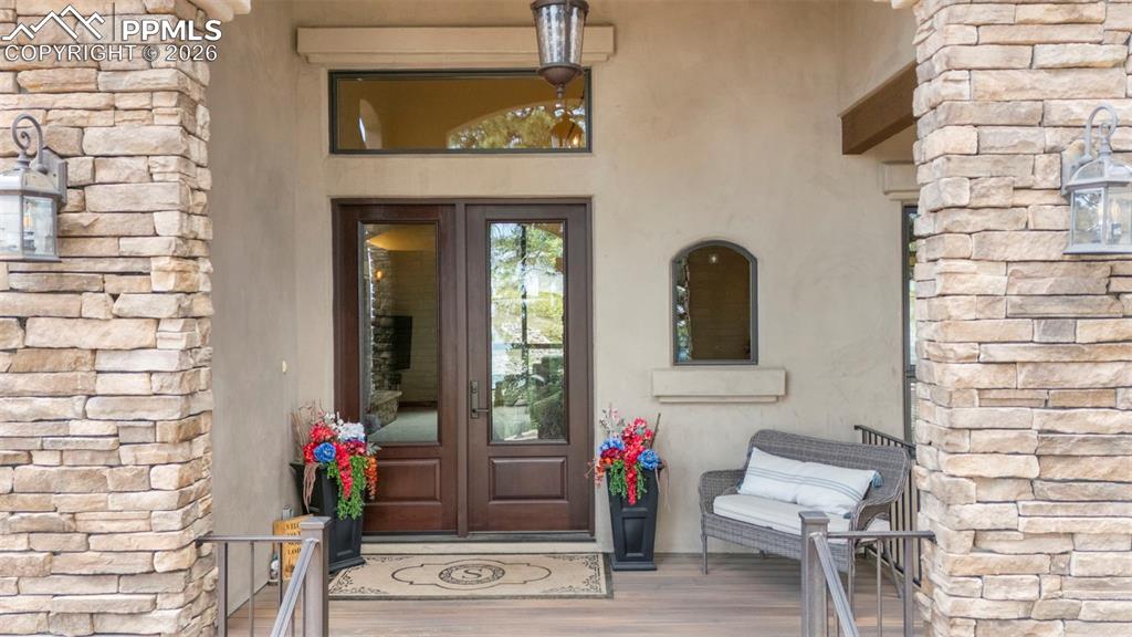 Image 16 of 50: Entry