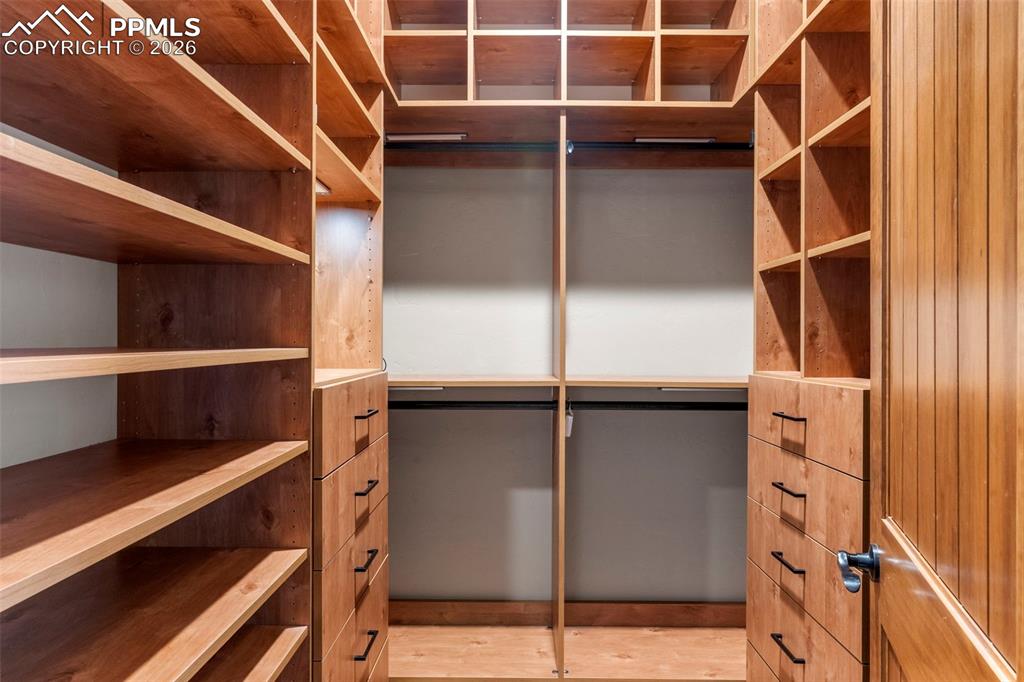 Image 19 of 50: Closet