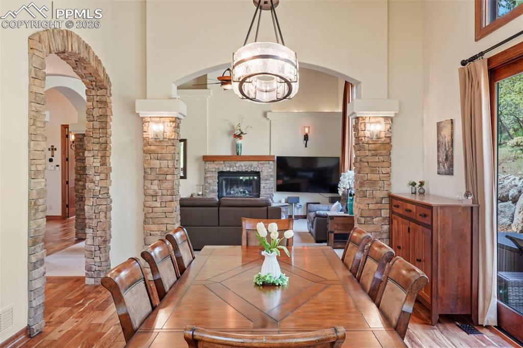 Image 27 of 50: Dining Area