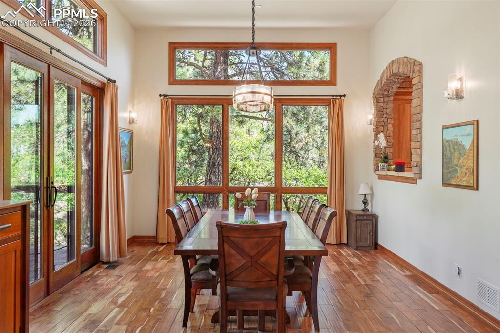 Image 28 of 50: Dining Area