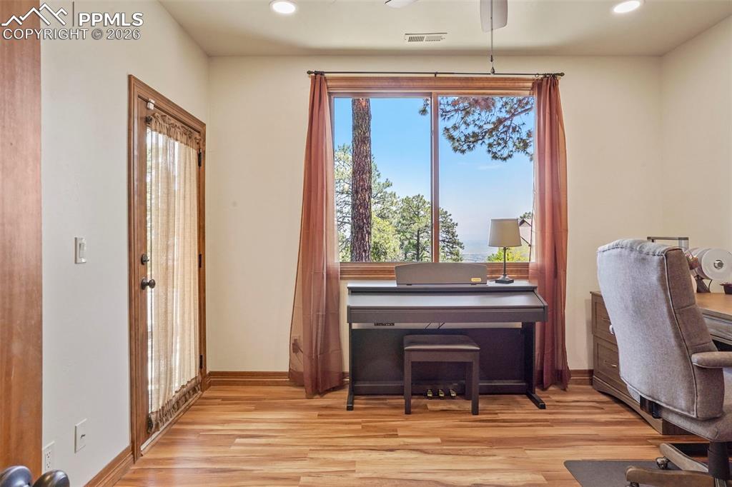 Image 31 of 50: Sitting Room