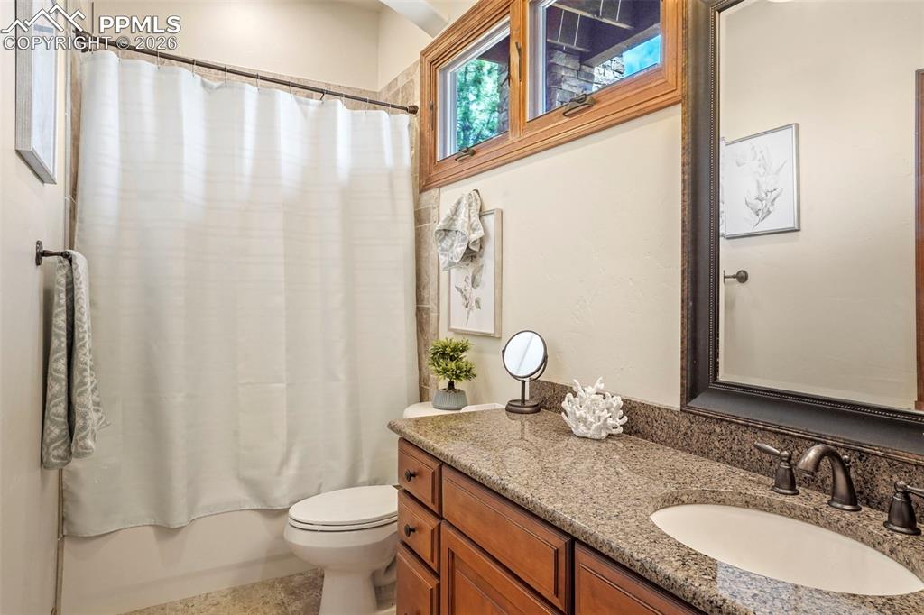 Image 32 of 50: Bathroom