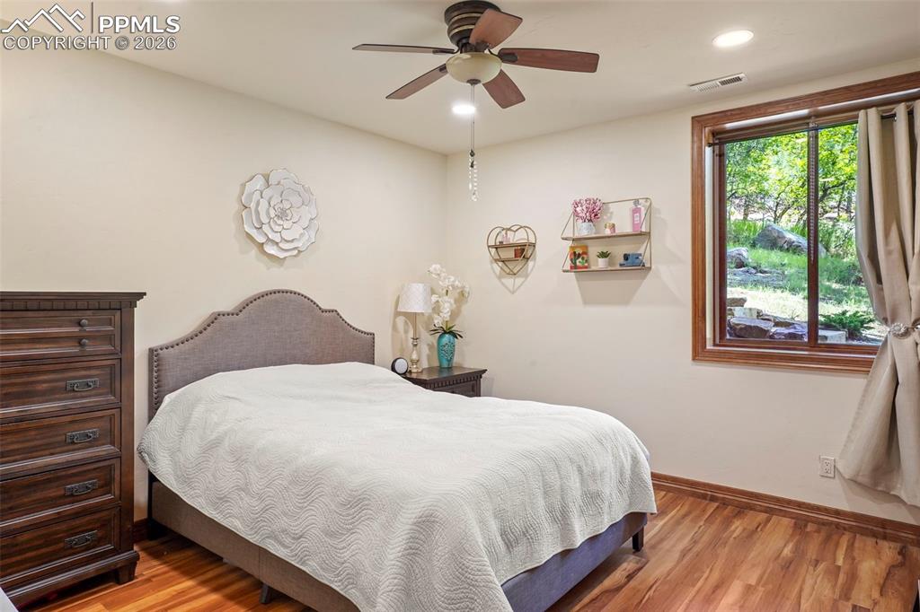 Image 34 of 50: Bedroom