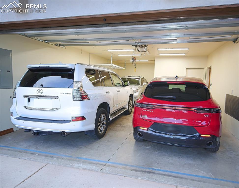 Image 35 of 50: Garage