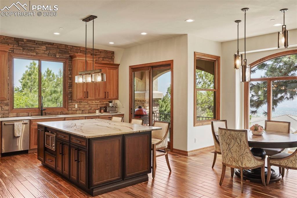 Image 5 of 50: Kitchen