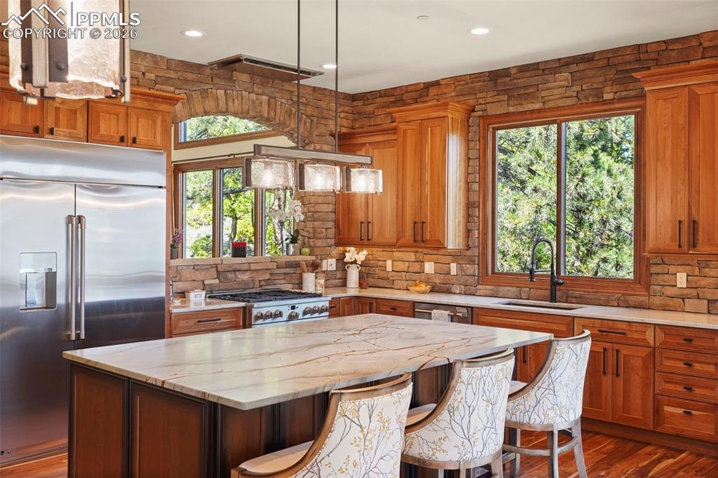 Image 7 of 50: Kitchen