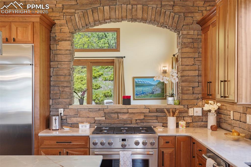 Image 9 of 50: Kitchen