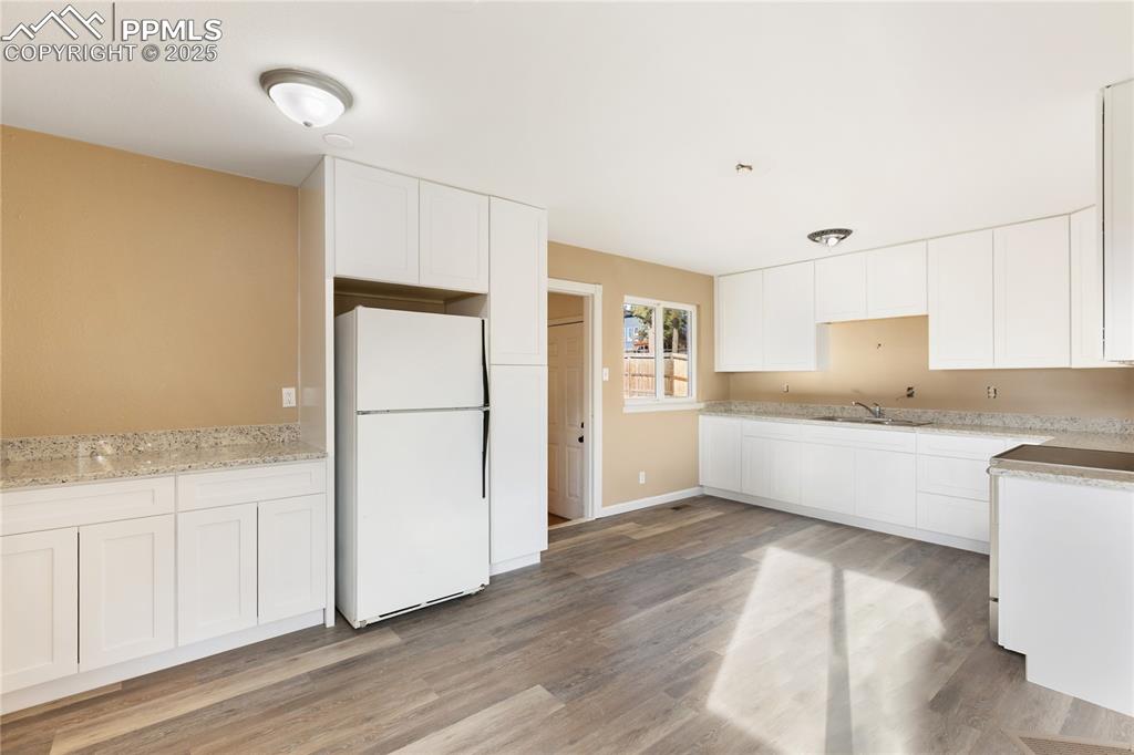 Image 18 of 37: Kitchen