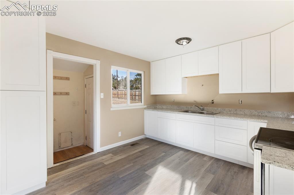 Image 19 of 37: Kitchen