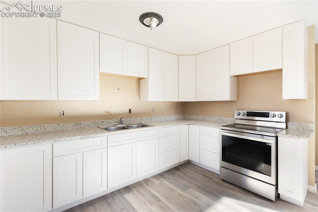 Image 21 of 37: Kitchen