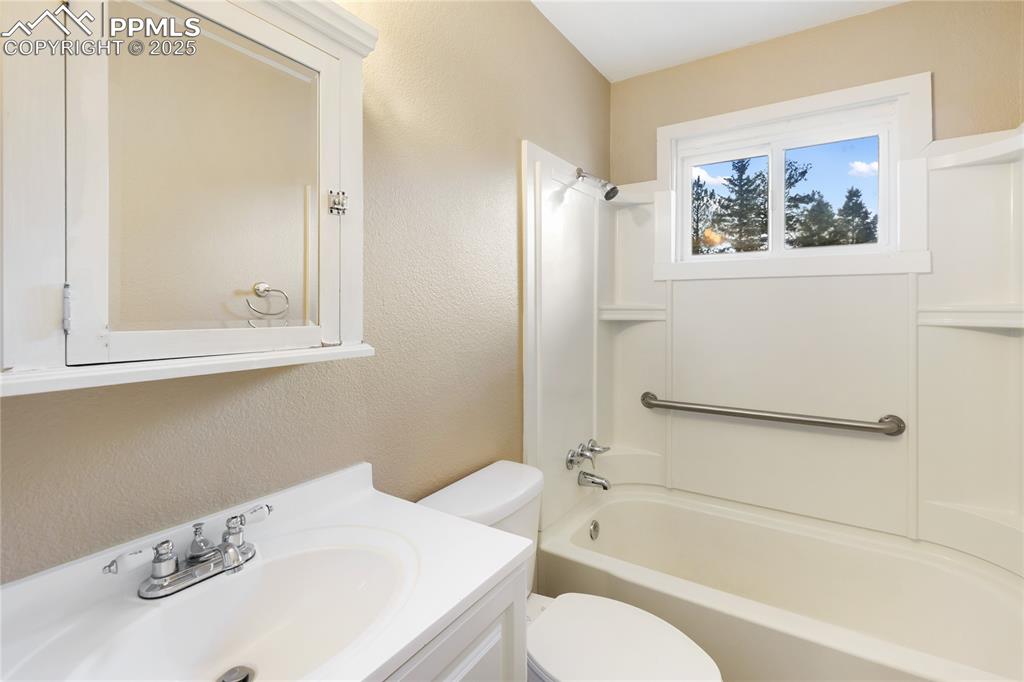 Image 25 of 37: Bathroom