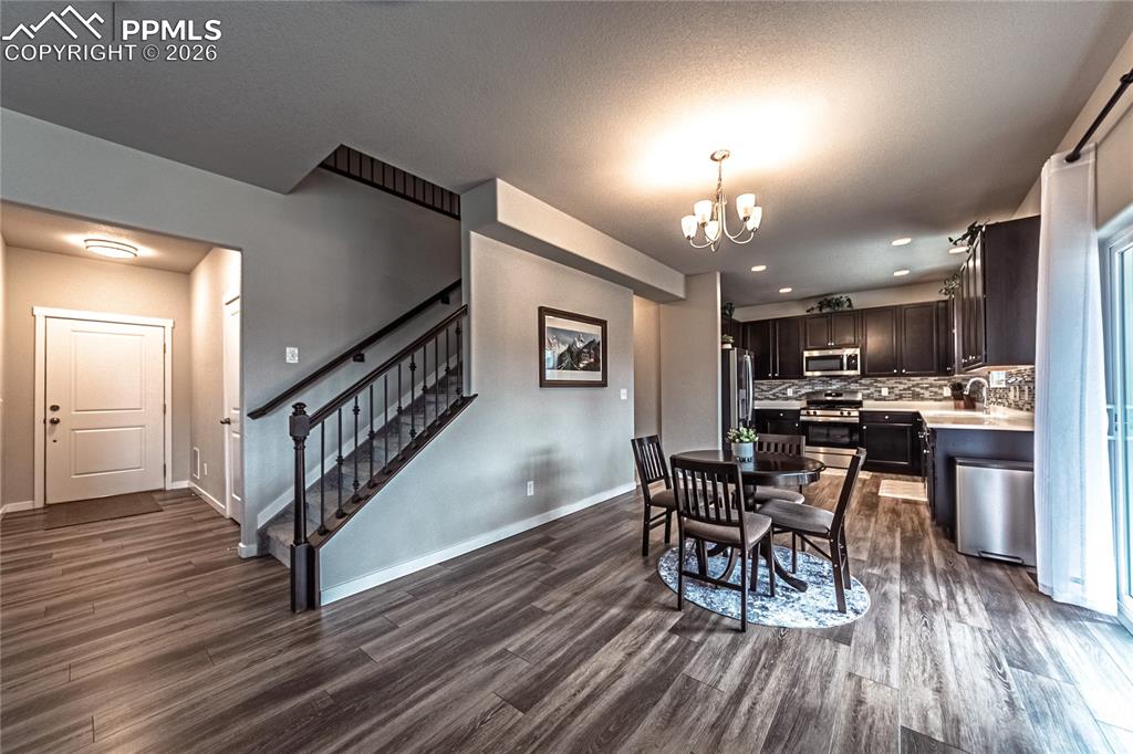 Image 10 of 40: Dining Area