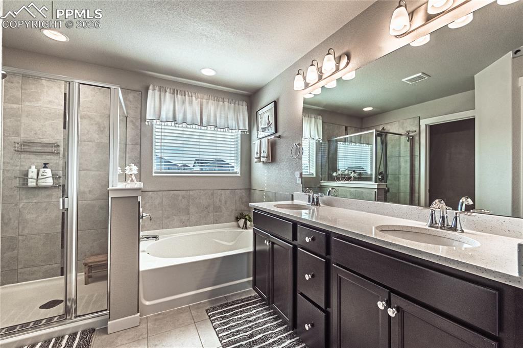 Image 23 of 40: Bathroom