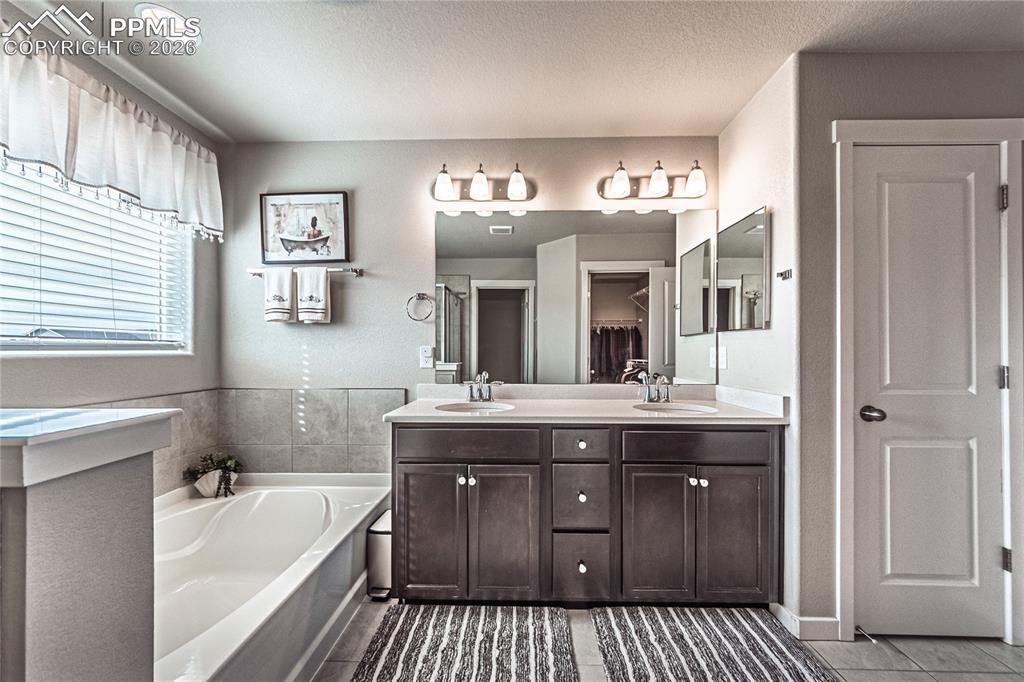 Image 24 of 40: Bathroom