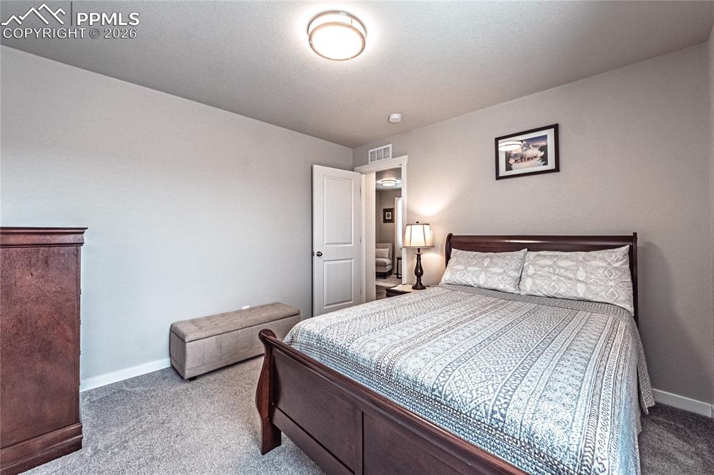 Image 32 of 40: Bedroom