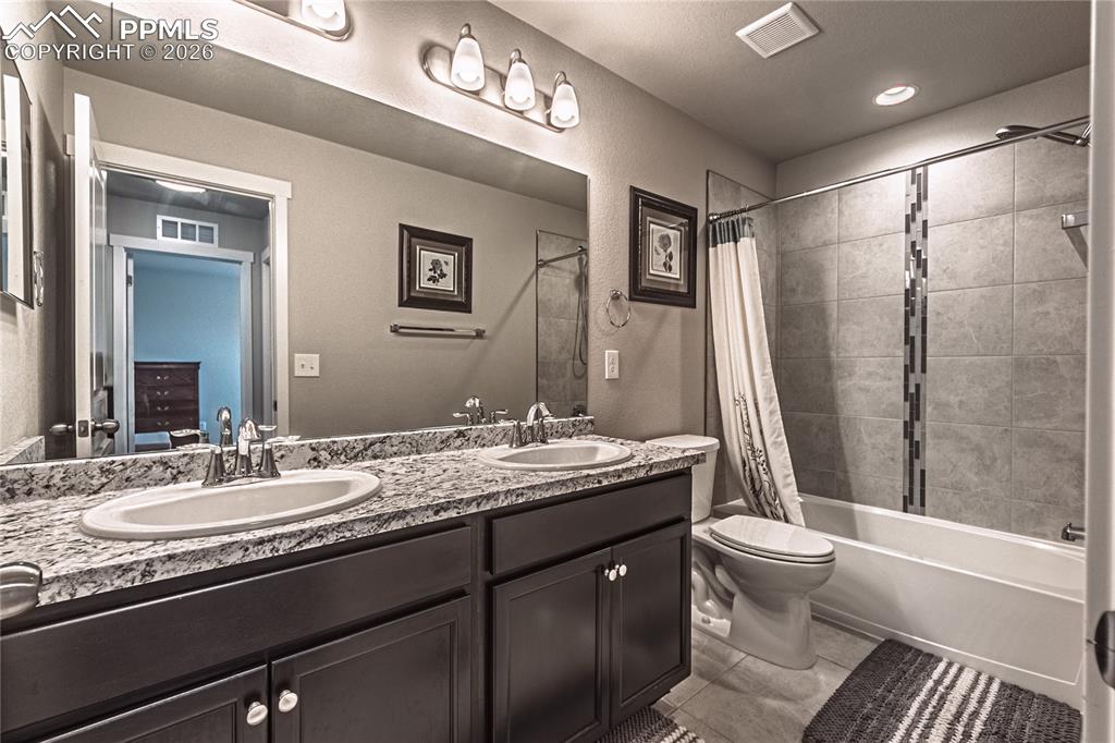 Image 33 of 40: Bathroom