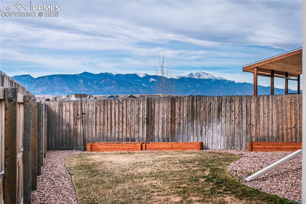 Image 39 of 40: Yard