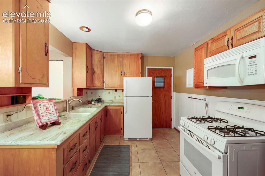 Image 14 of 32: Kitchen