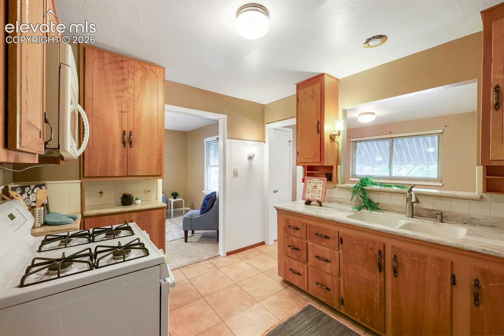 Image 15 of 32: Kitchen