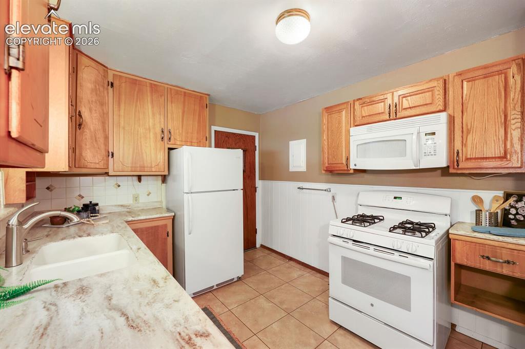 Image 16 of 32: Kitchen