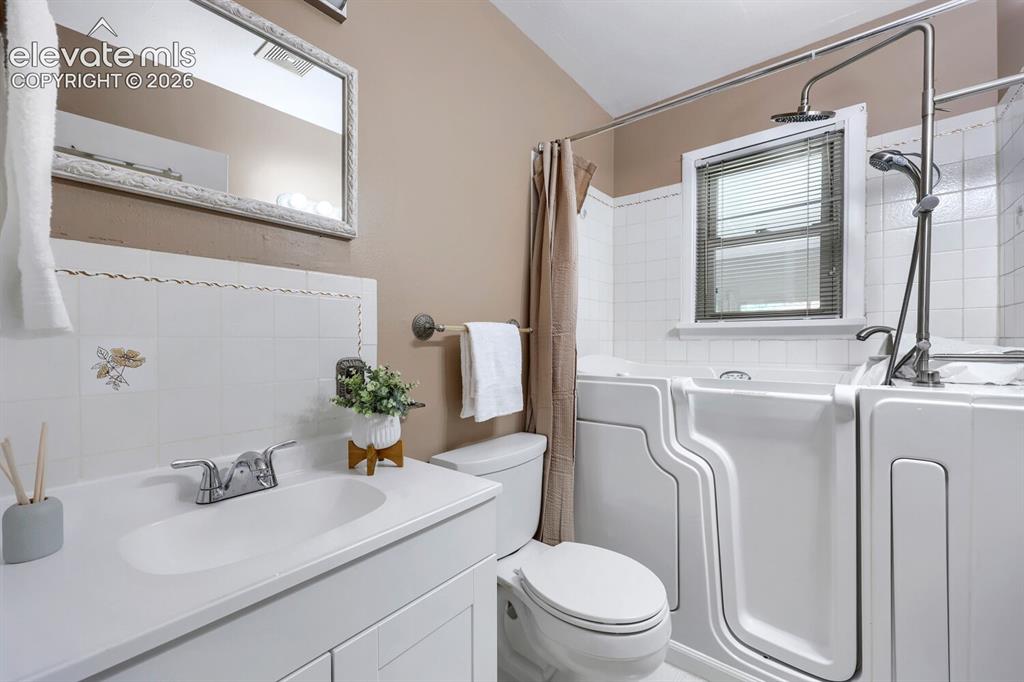 Image 18 of 32: Bathroom
