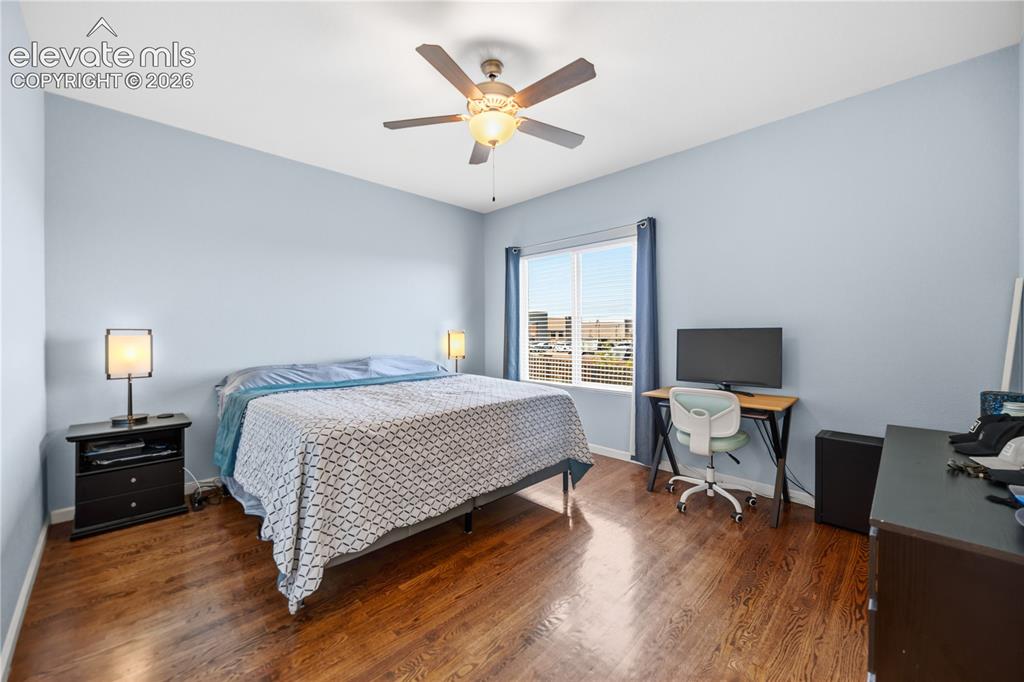 Image 16 of 36: Bedroom