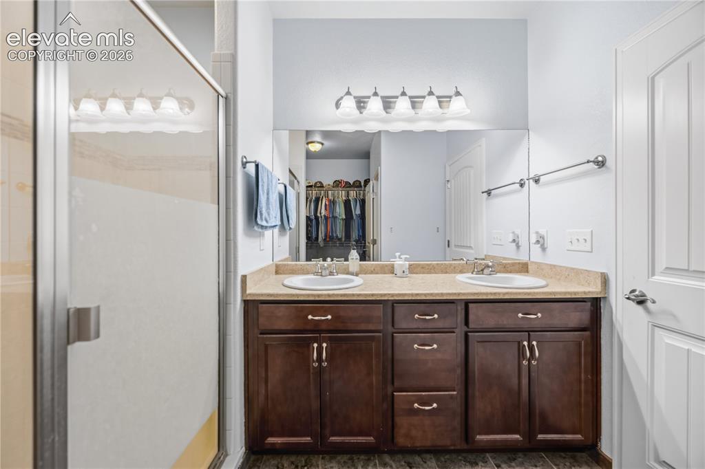 Image 19 of 36: Bathroom