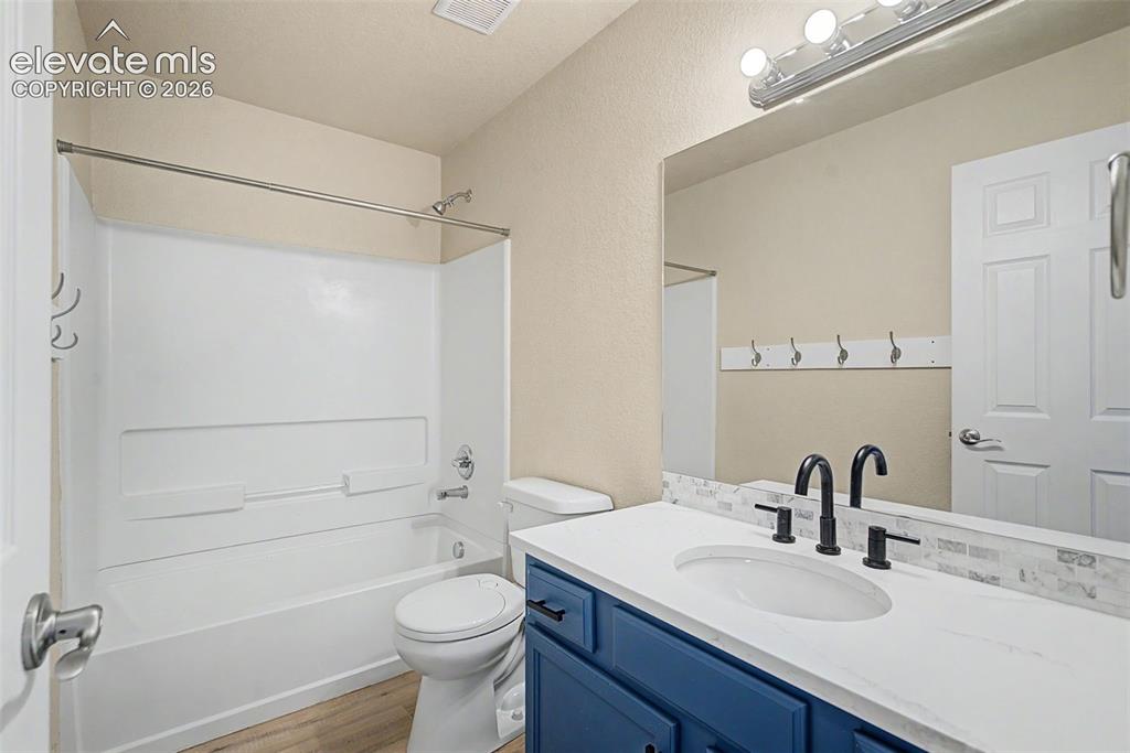 Image 22 of 48: Bathroom