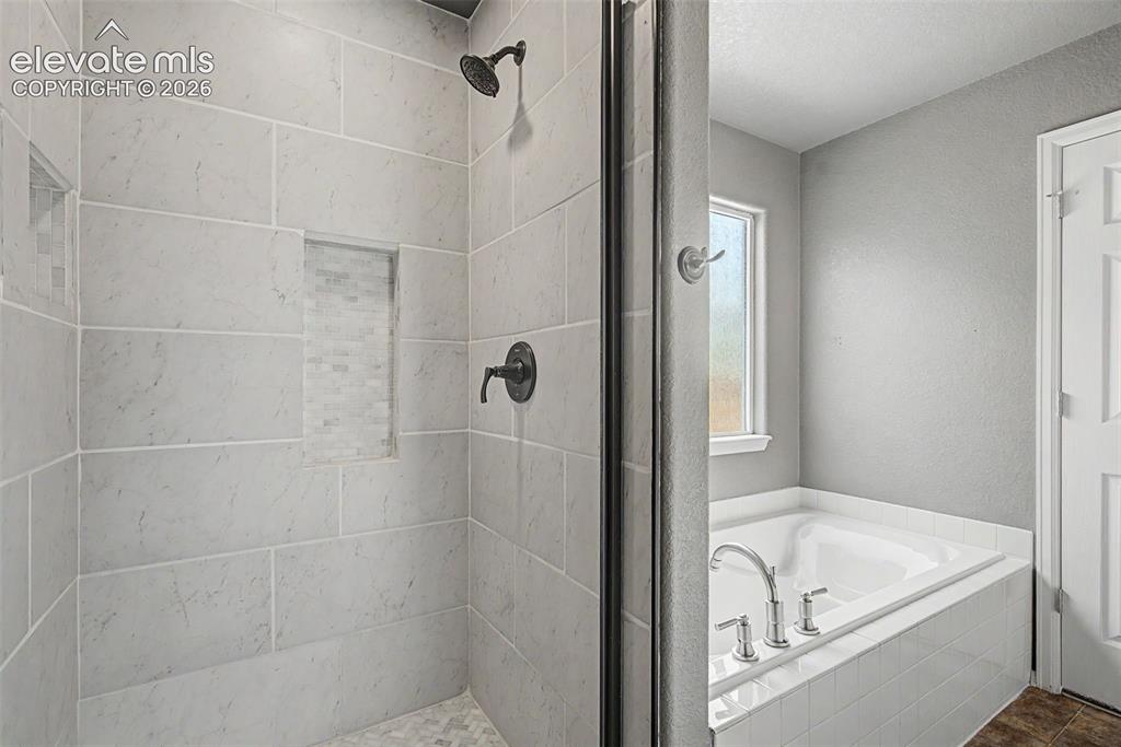 Image 25 of 48: Bathroom